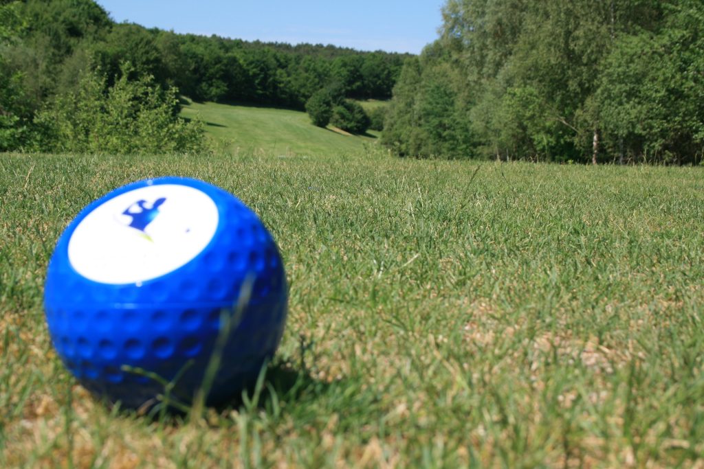 Balle de golf bleue sur le green du Golf de Sarreguemines